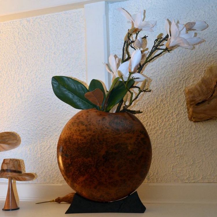 Thuya Clamshell Vase in use